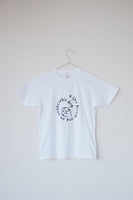 網中いづる　Tシャツ「a shy person and an unsociable dog」