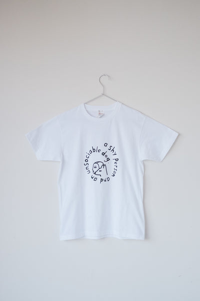 網中いづる　Tシャツ「a shy person and an unsociable dog」
